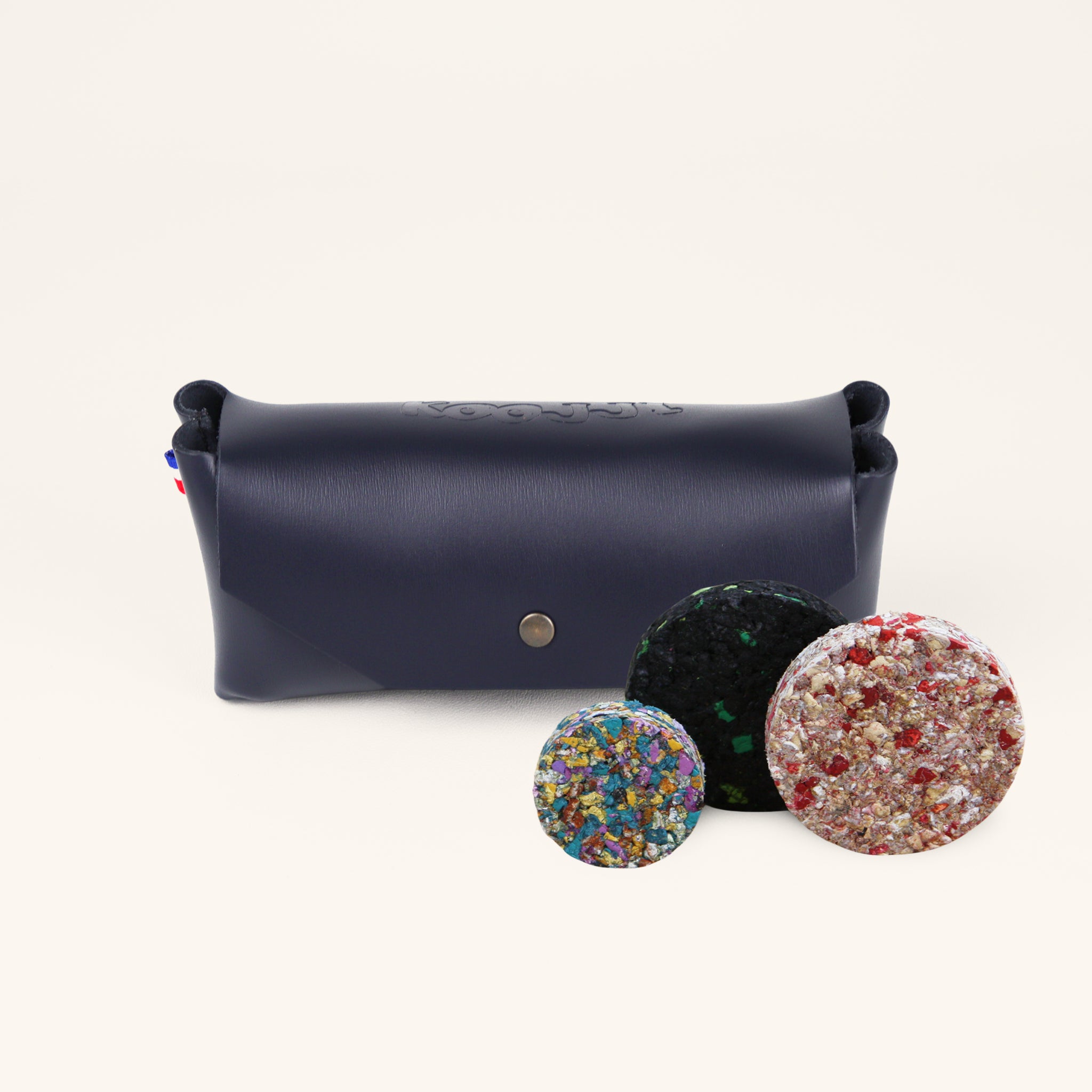 Jeu d’adresse familial KOOJJI – coffret de 12 palets en cuir coloris bleu marine pour jouer en famille