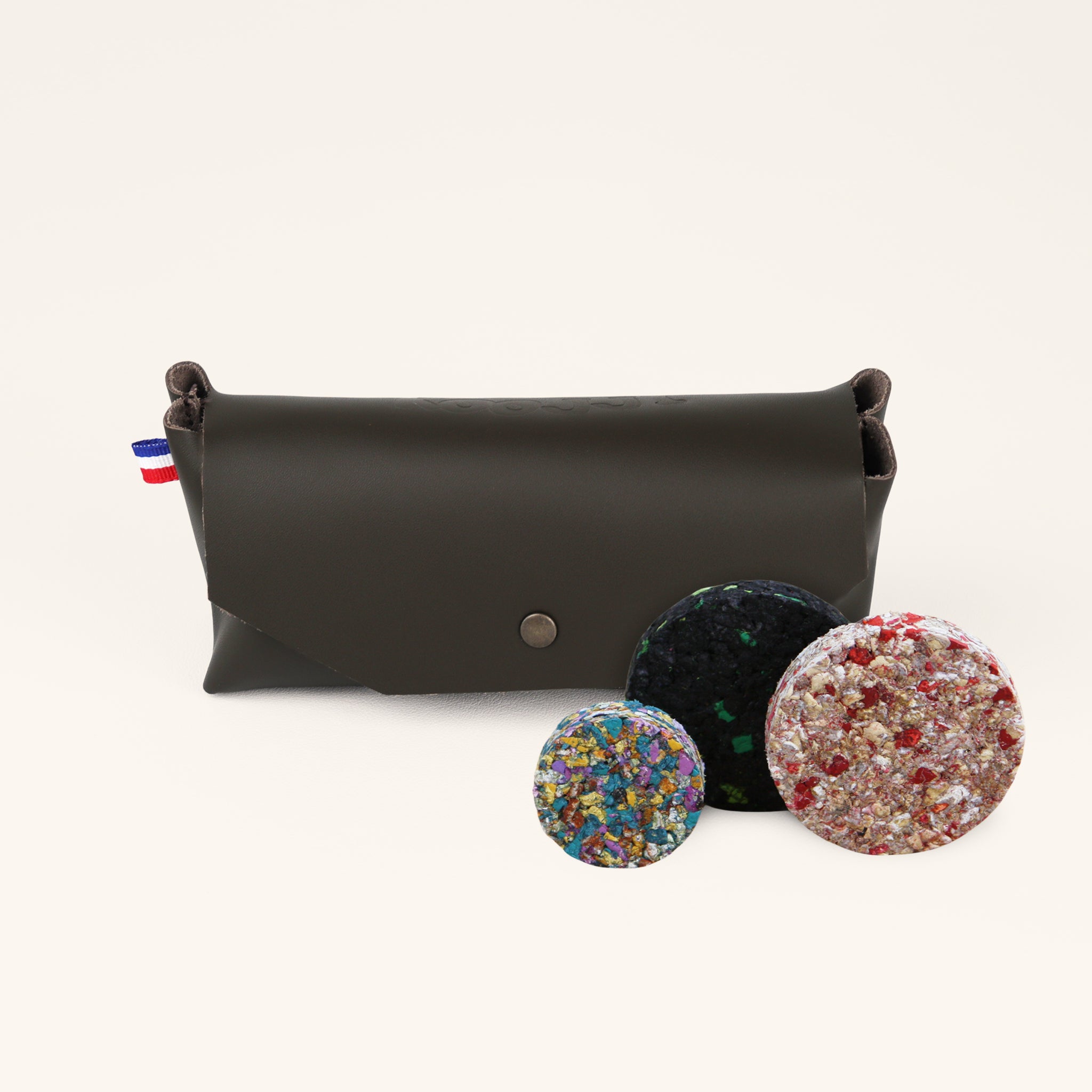 Jeu d’adresse familial KOOJJI – coffret de 12 palets en cuir coloris kaki pour jouer en famille