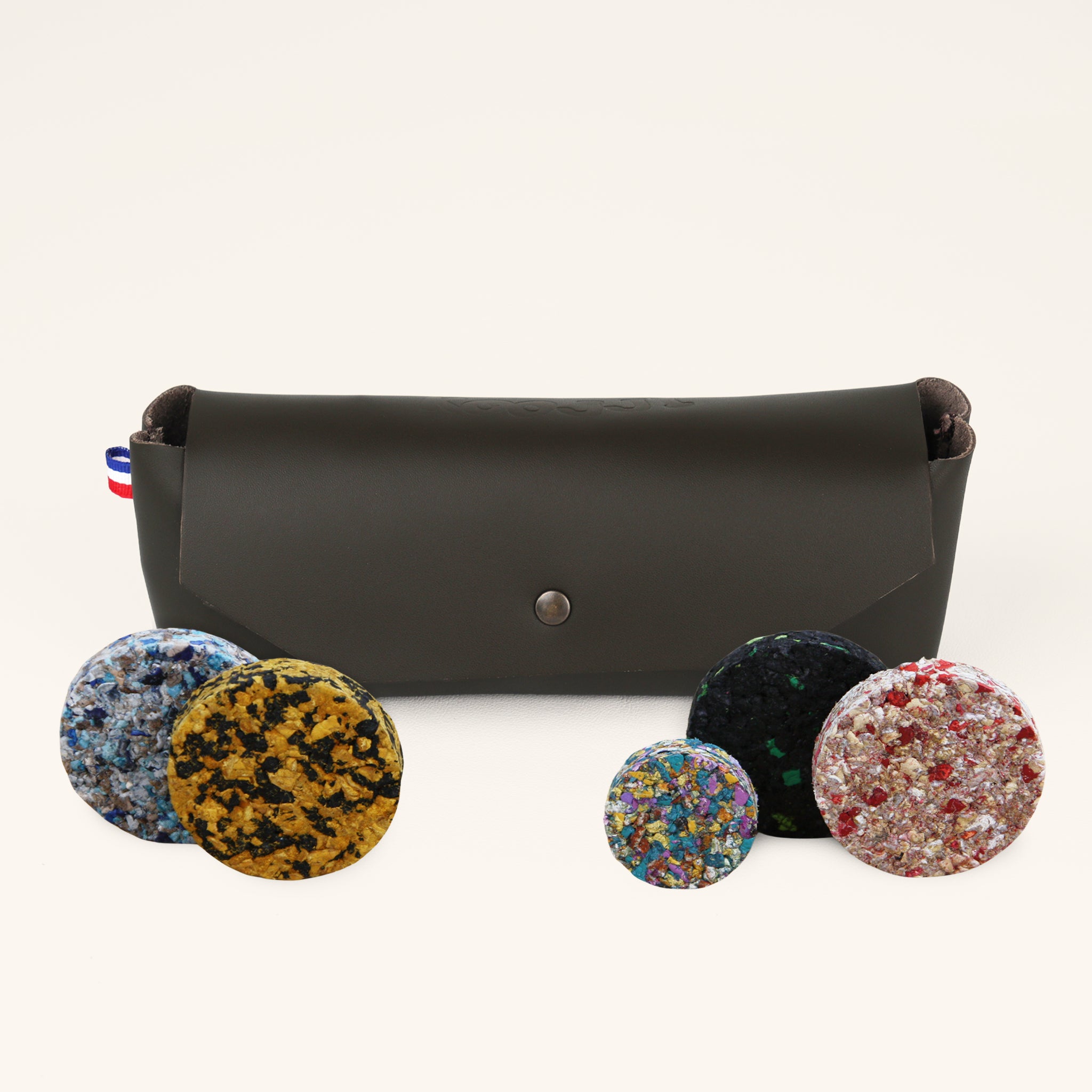 Jeu d’adresse familial KOOJJI – coffret de 16 palets en cuir pour jouer en famille