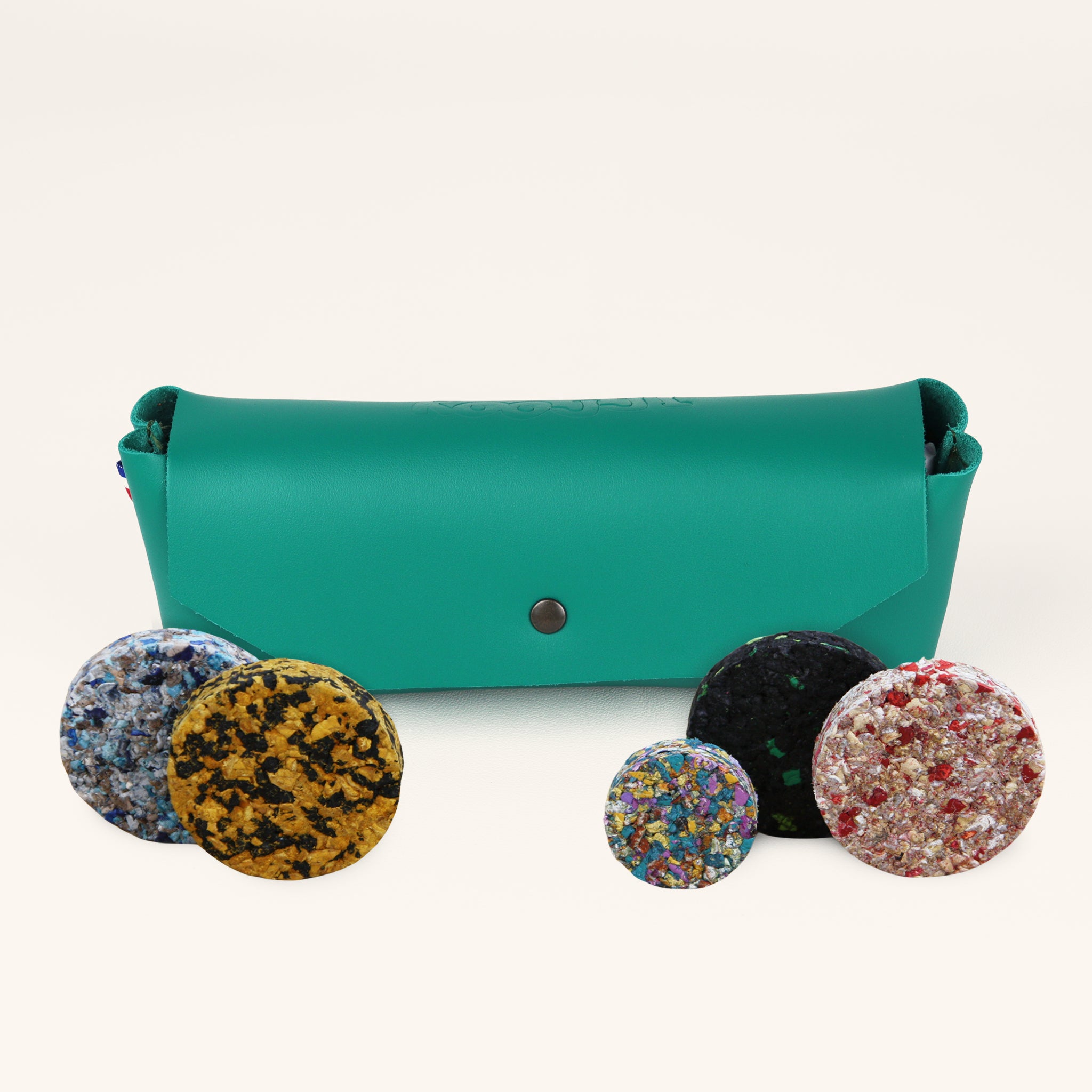 Jeu d’adresse familial KOOJJI – coffret de 16 palets en cuir pour jouer en famille